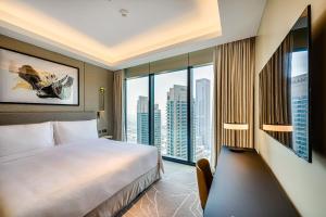 Luxury 2 BR Walk to Dubai Mall 5Star Amenities