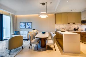 Luxury 2 BR Walk to Dubai Mall 5Star Amenities