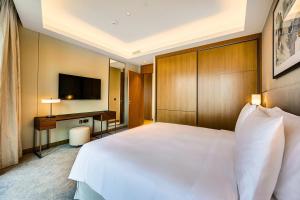 Luxury 2 BR Walk to Dubai Mall 5Star Amenities