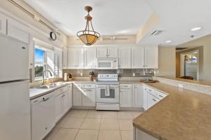 Oceanwalk 5-201 Spacious Corner Condo Near Beach & Pools