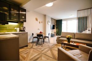 4 people studio, lake, sauna & gym