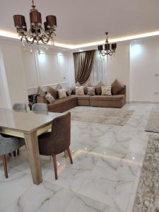 شقه ايجار يومي فرش فندقي موقع مميز اكتوبر طيبه جاردن