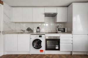 2 bedroom apartment In the Heart of Sohos Nightlife 4th Floor, No Lift GS5