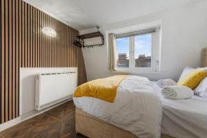 2 bedroom apartment In the Heart of Sohos Nightlife 4th Floor, No Lift GS5