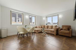 2 bedroom apartment In the Heart of Sohos Nightlife 4th Floor, No Lift GS5