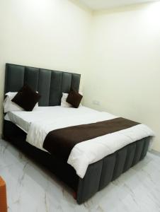 Narayana stays at Assi Ghat