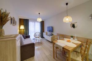 Jasne i Przytulne Apartamenty Sun Seasons 24 w Karpaczu z Parkingiem i Balkonem by Noclegi Renters