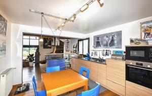 Maisons de vacances 5 Bedroom Amazing Home In Real : photos des chambres