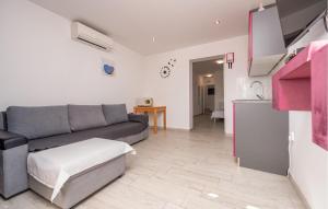 Lovely Apartment In Povljana With Wifi