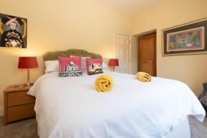 The Vicarage - Grand Country House, Walking Distance to Padstow and with Pub Across the Road