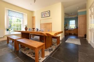 The Vicarage - Grand Country House, Walking Distance to Padstow and with Pub Across the Road