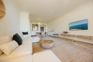 Apartment with large terrace, swimming pool and green areas, next to Puerto Banús