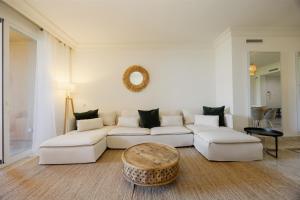 Apartment with large terrace, swimming pool and green areas, next to Puerto Banús