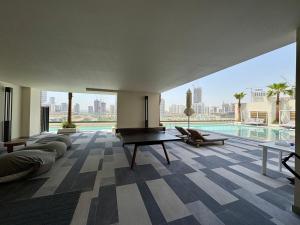 FIRST CLASS Studio Unwind in Style
