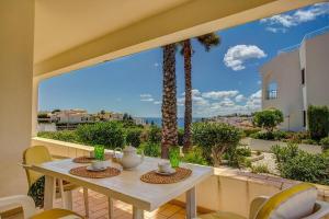 Three-Bedroom Apartment with Ocean View room in Monte Dourado