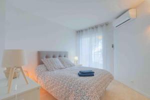 Spacious apartment with pool near the sea