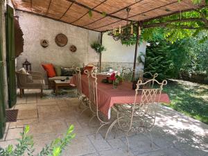 Maisons de vacances Mas de charme Jas de Berrias piscine proche Les Vans Ruoms Gorges Ardeche : photos des chambres