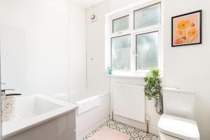 Large & Stylish-3Bed-Sleeps 6-By FabAccommodation