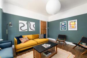 Large & Stylish-3Bed-Sleeps 6-By FabAccommodation