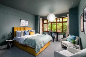 Large & Stylish-3Bed-Sleeps 6-By FabAccommodation