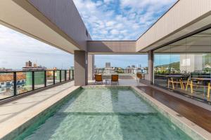 Apartamento alto padrão com piscina em Bombinhas