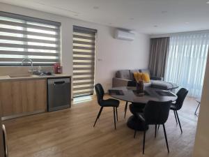 2 Bedroom Brand New Apartment Mc Kenzie 2 minute to the Mc Kenzie Beach