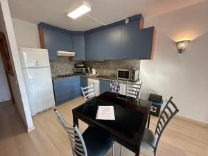 Bonito piso en Roses con piscina y parking AV-66