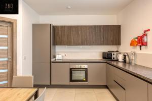 Stunning 2BR penthouse with harbour view & BBQ by 360 Estates