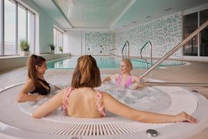 Waterlane Island - Riverview Pool, SPA & Gym by Downtown Apartments