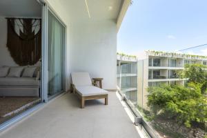 Poolside Palms at TL B305