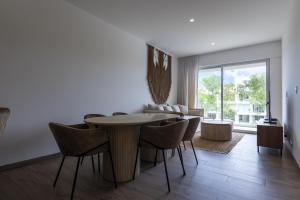 Poolside Palms at TL B305