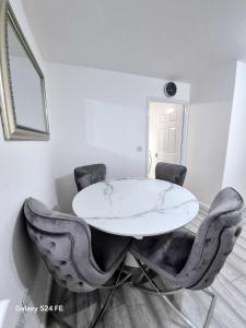 Robinhuts Views Apartments