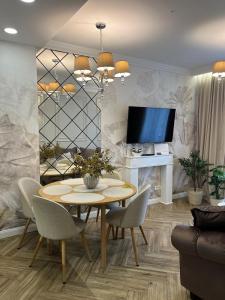 Family & Business Sauna Apartments Plac Wolności CENTRUM Downtow, - Piękny Apartament - 5 Bedroom with Private Sauna, Bath with Hydromassage, Parking, Catering Options