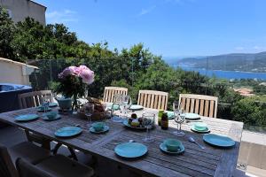 Villas Superbe villa entre mer et montagne avec piscine : photos des chambres