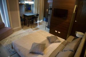 Studio-Type Staycation in Manhattan Heights, Cubao