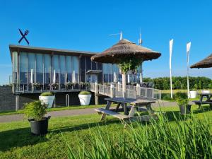 Safaritent Wood XL met tuinzicht