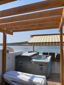 Apartmani More Posedarje -Apartment with private whirpool and terace 50m2