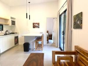 Santa Teresa Manzanillo Walk to Beach, New Home, Center of Tranquil Town