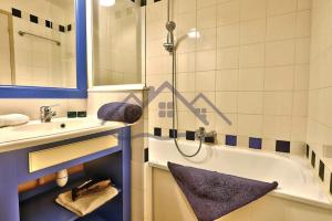 Maisons de vacances LocaLise - Maison D02 - Vue mer - Acces piscine - Wifi inclus - Draps et lits faits inclus - Face a la plage - Centre et port a 700m : photos des chambres