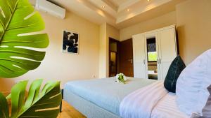 Cozy Modern Retreat - 2 Bedroom Apartment Steps from Piata Victoriei