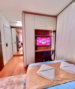 LiNDO Studio, com garagem e Ar Condicionado