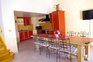 Maisons de vacances La Ferme d-Estafinette : Maison 4 Chambres