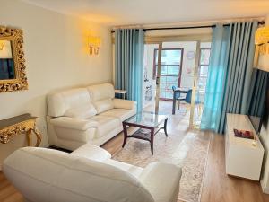 Luxury unique central flat with 2 swimming pools