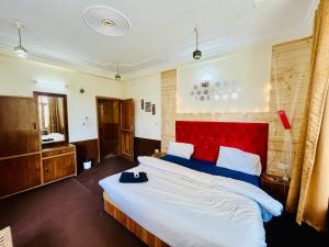 White villa Manali nr mall road