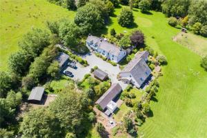 30 Guests in 5 Cottages with 3 Hot Tubs for Gatherings Events Retreats and Birthdays