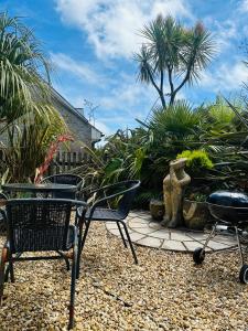 Starfish Cottage- private beach access- dog friendly