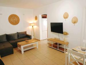 Jenny Sam renovated house for 5 near center and be