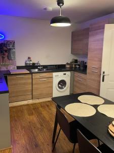 Enjoy Modern Room With Balcony in a share flat and Explore London