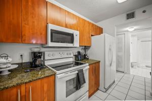 Skyline and Bay Glimpse 1BR Brickell Retreat