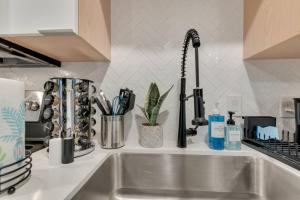 New! Stylish City Getaway Near Deep Ellum and Downtown